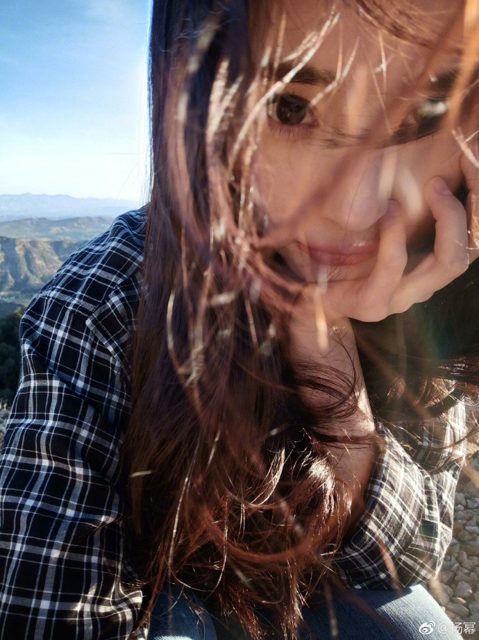 楊冪新片太誘惑!「穿緊身包臀裙」凹凸有致身材火辣「黑絲襪再現逆天美腿」超養眼