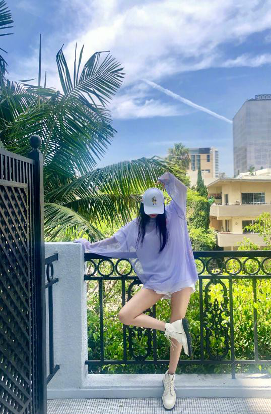 楊冪新片太誘惑!「穿緊身包臀裙」凹凸有致身材火辣「黑絲襪再現逆天美腿」超養眼