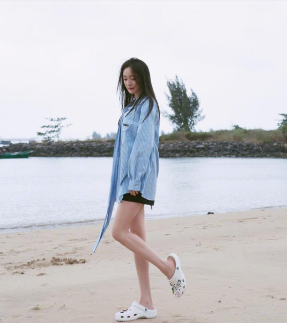 楊冪新片太誘惑!「穿緊身包臀裙」凹凸有致身材火辣「黑絲襪再現逆天美腿」超養眼