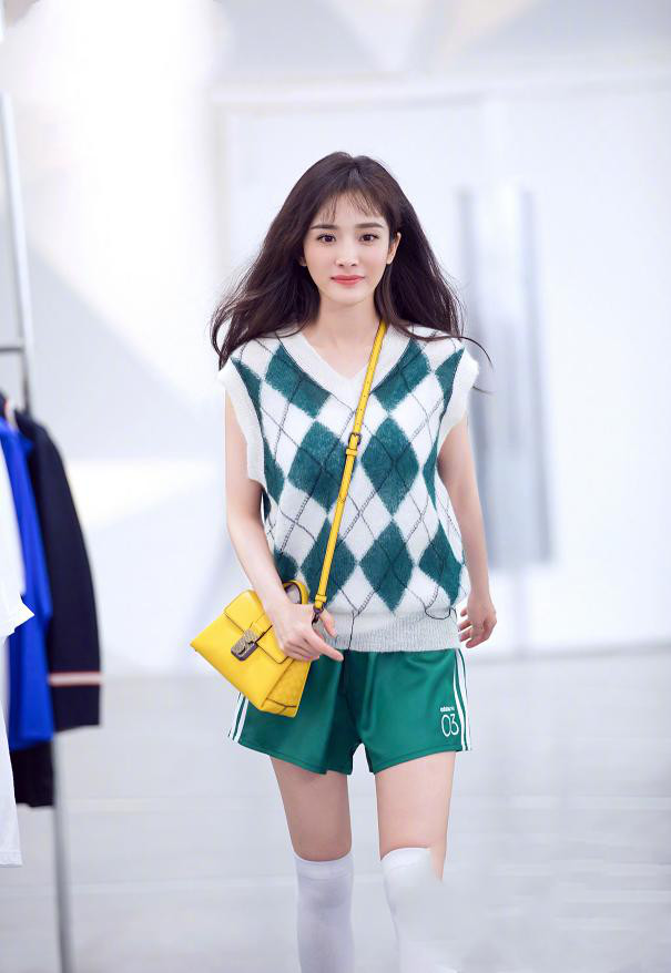 楊冪新片太誘惑!「穿緊身包臀裙」凹凸有致身材火辣「黑絲襪再現逆天美腿」超養眼