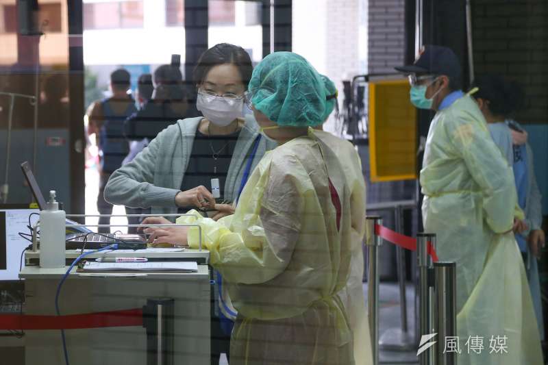 每天洗30次！護理師淚訴「手指乾到龜裂」一噴酒精就喊痛　曝心酸日常：「抱孩子的權利都沒了」