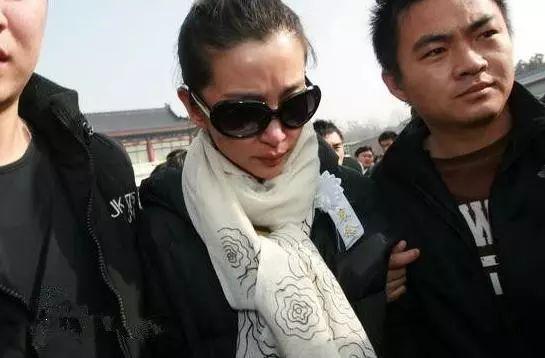 紅顏薄命!《情深深雨濛濛》方瑜年僅33歲「穿婚紗與世告別」 男友到場致哀「一生3段情來不及幸福」