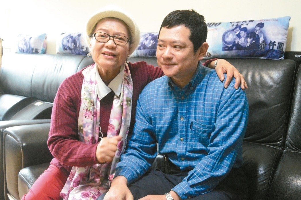 苦盡甘來！70歲老婦痛失丈夫「又患重症」孝子剃頭相伴　挺母開心玩「不必留遺產」賣2千萬房環遊世界