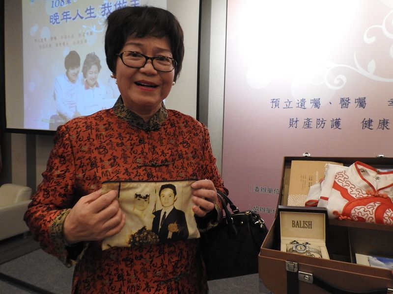 苦盡甘來！70歲老婦痛失丈夫「又患重症」孝子剃頭相伴　挺母開心玩「不必留遺產」賣2千萬房環遊世界