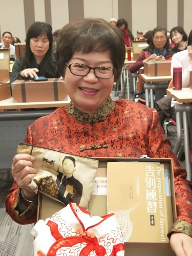 苦盡甘來！70歲老婦痛失丈夫「又患重症」孝子剃頭相伴　挺母開心玩「不必留遺產」賣2千萬房環遊世界