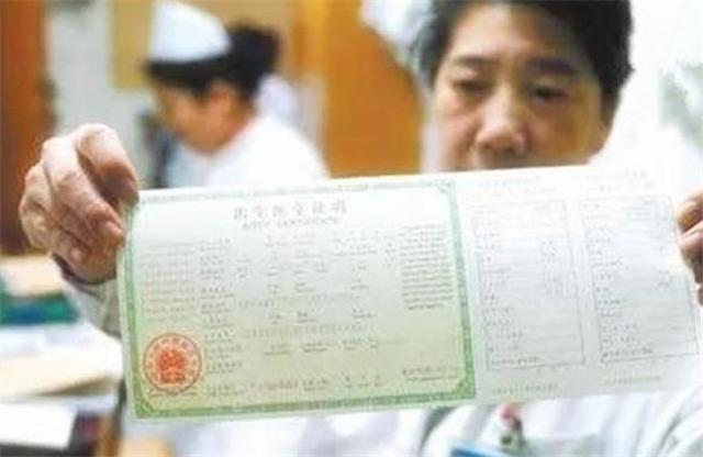 醫生給寶寶「辦理出生證明」誤將名字打錯,寶媽看後轉怒為喜,當場拍板:挺好的不改了