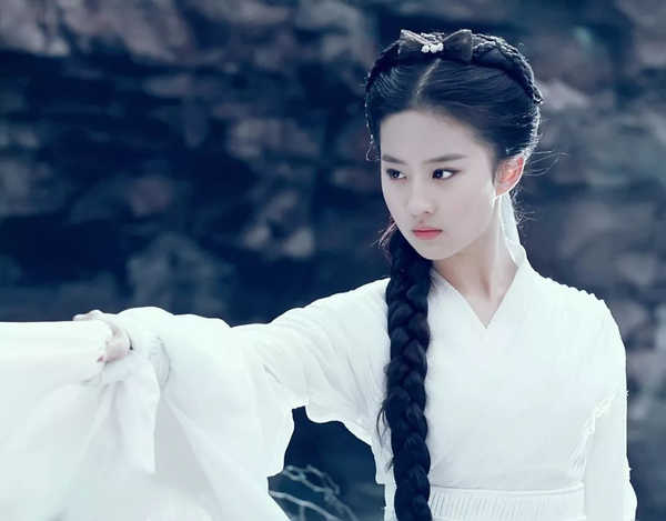 丟掉往日仙氣！ 劉亦菲「梳大背油頭+西裝」帥酷到爆，「穿緊身衣」身材凹凸有致太性感 