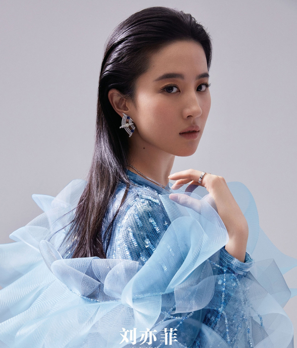 丟掉往日仙氣！ 劉亦菲「梳大背油頭+西裝」帥酷到爆，「穿緊身衣」身材凹凸有致太性感 