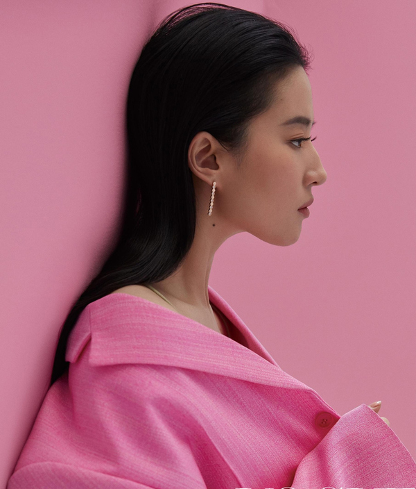 丟掉往日仙氣！ 劉亦菲「梳大背油頭+西裝」帥酷到爆，「穿緊身衣」身材凹凸有致太性感 