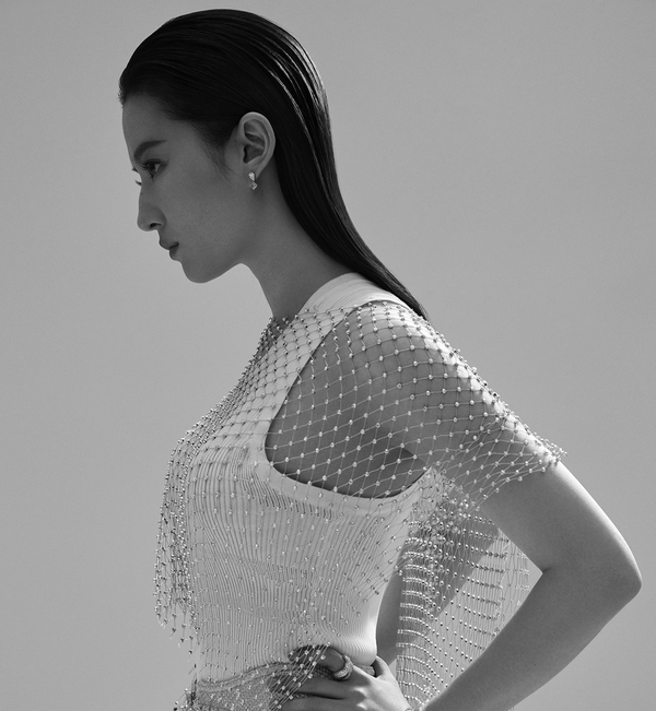 丟掉往日仙氣！ 劉亦菲「梳大背油頭+西裝」帥酷到爆，「穿緊身衣」身材凹凸有致太性感 