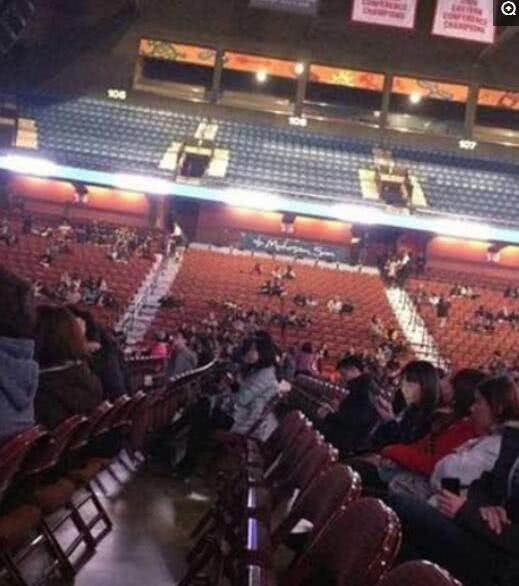 史上最慘演唱會!8萬人場地「只來了20人」還包括掃地阿姨 尷尬到用「黑布」遮擋空位