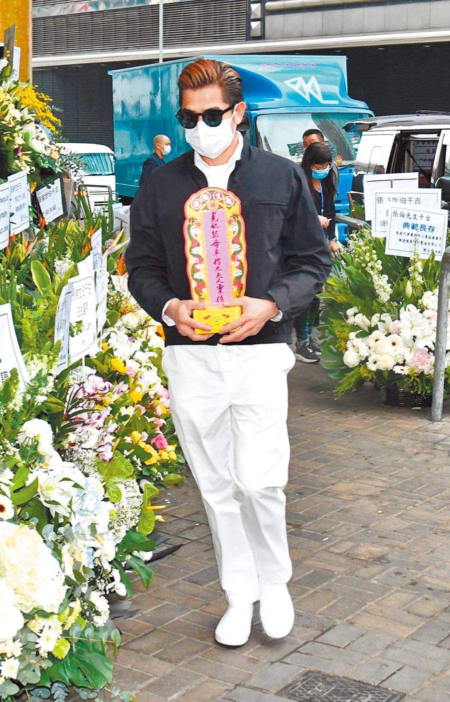 郭富城親捧牌位「送母最後一程」！妻子穿全白「神情憔悴」不捨婆媳情　2幼女「全程傭人遮臉」避免容顏曝光