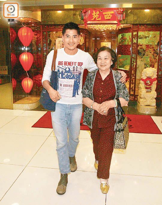 郭富城親捧牌位「送母最後一程」！妻子穿全白「神情憔悴」不捨婆媳情　2幼女「全程傭人遮臉」避免容顏曝光