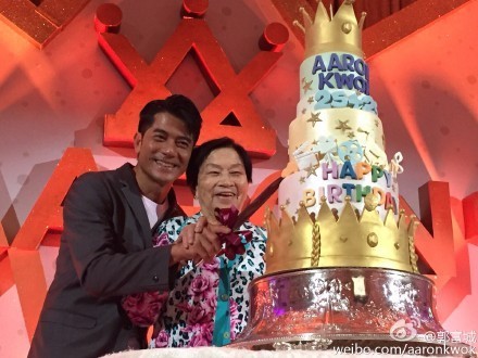 郭富城親捧牌位「送母最後一程」！妻子穿全白「神情憔悴」不捨婆媳情　2幼女「全程傭人遮臉」避免容顏曝光