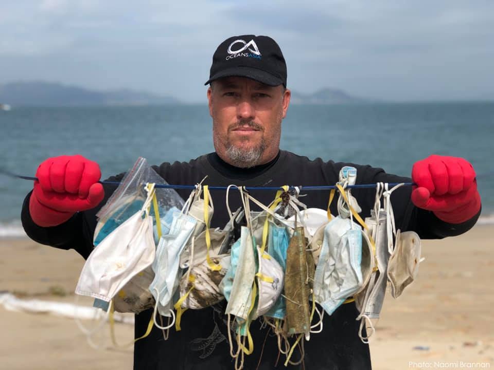 戴完隨便丟！海上漂浮「大量用過口罩」垃圾量暴增　生態浩劫「恐造成衛生問題」學者憂：後果難以預料