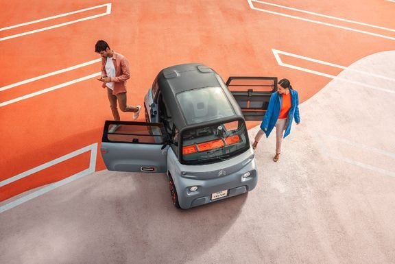 最迷你電動汽車！免駕照「年滿14歲就能開上路」　充電3小時「可以開70公里」網嗨：比買機車還划算