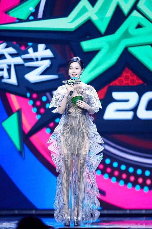 范冰冰放狠招！真空挑戰「3D液體裙」，絕世美顏氣場全開    網友：一般人駕馭不來