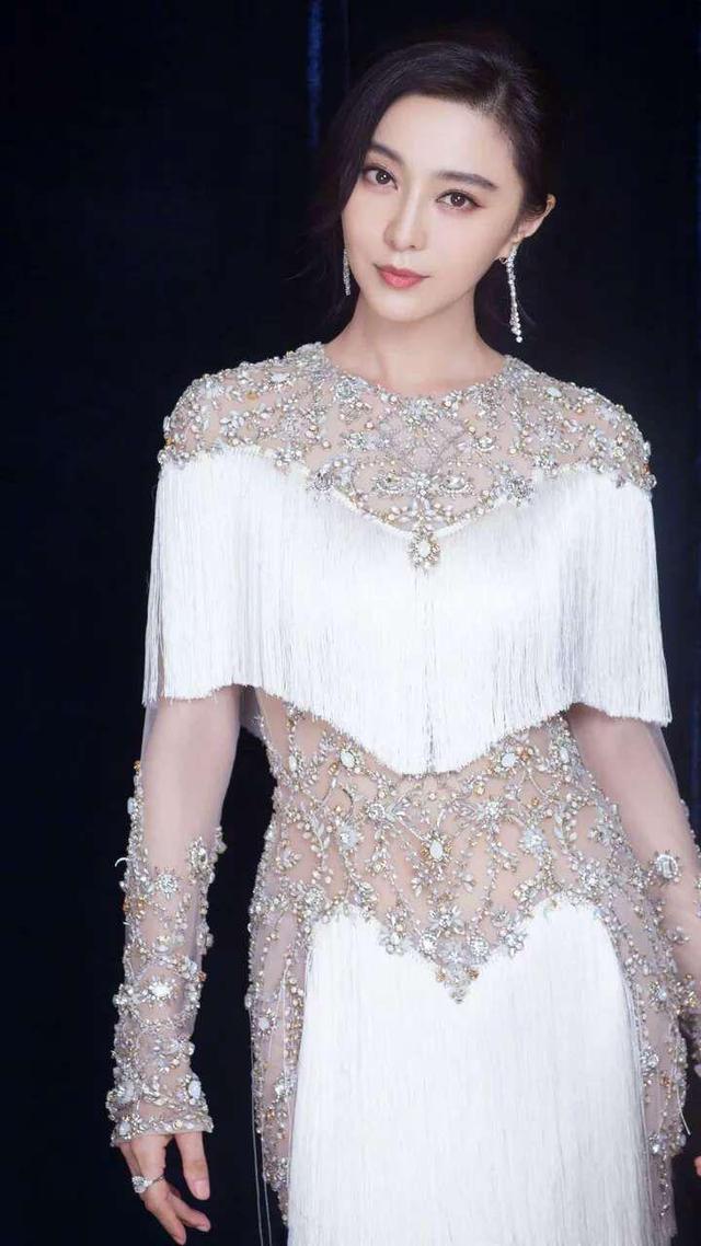 范冰冰放狠招！真空挑戰「3D液體裙」，絕世美顏氣場全開    網友：一般人駕馭不來