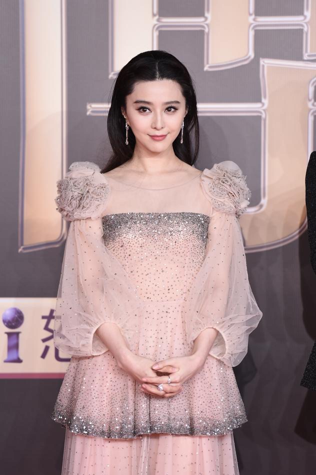 范冰冰放狠招！真空挑戰「3D液體裙」，絕世美顏氣場全開    網友：一般人駕馭不來