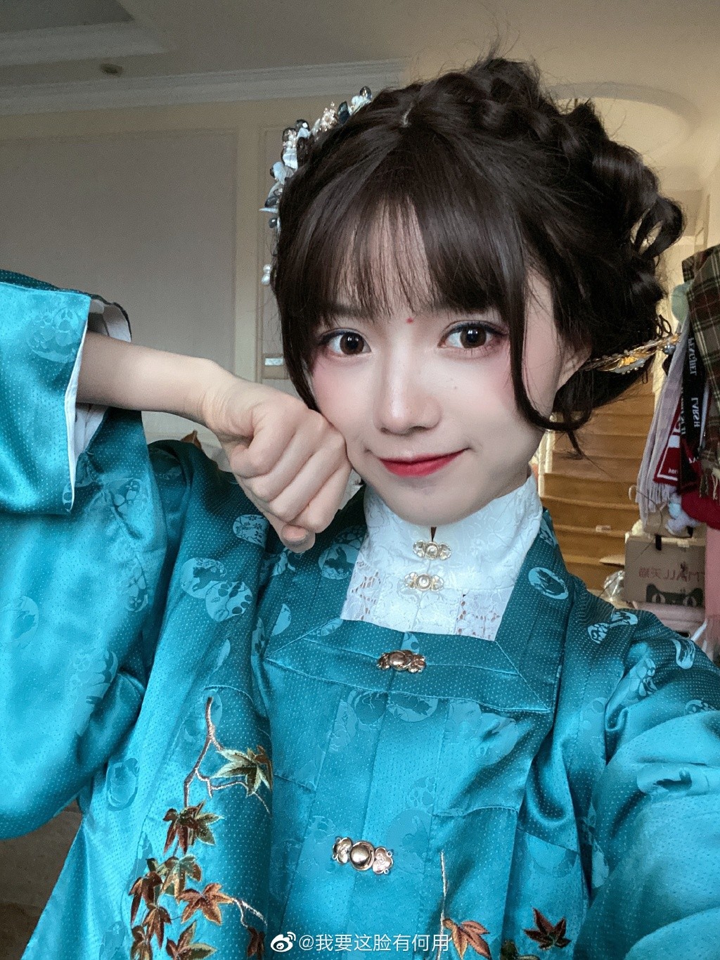 百萬粉絲美妝網紅「靠換頭級化妝技巧」爆紅！一卸掉妝容「秒變身短髮女漢子」眾人看傻：這是同個人？