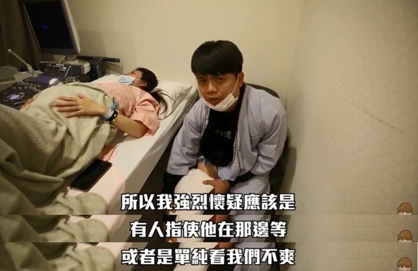 【快訊】歹徒抓到了！蔡阿嘎「遭黑衣男攻擊」孕妻也遭殃　畫面曝光「還有共犯埋伏」：是預謀