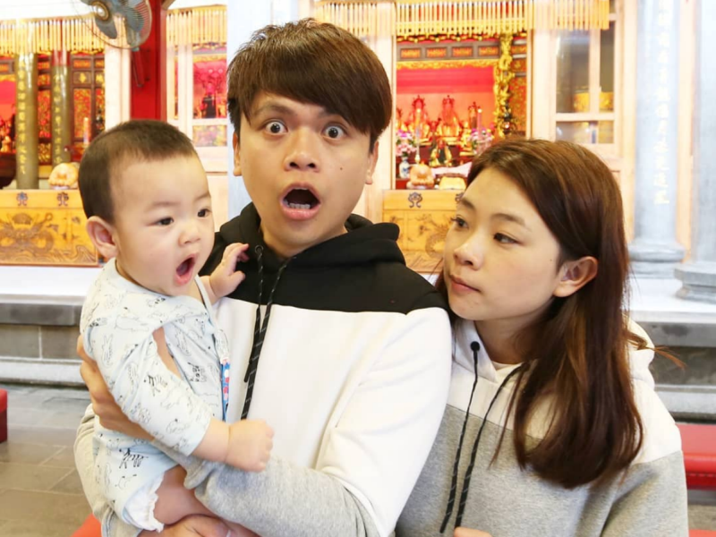 【快訊】歹徒抓到了！蔡阿嘎「遭黑衣男攻擊」孕妻也遭殃　畫面曝光「還有共犯埋伏」：是預謀