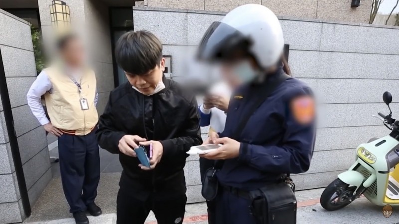 【快訊】歹徒抓到了！蔡阿嘎「遭黑衣男攻擊」孕妻也遭殃　畫面曝光「還有共犯埋伏」：是預謀