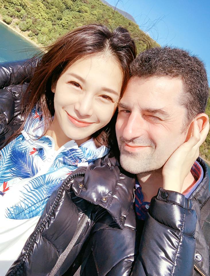艾莉絲再婚2年爆口角！「紀念日成導火線」冷戰外交官尪　老公「簡訊驚喜」深省夫妻關係