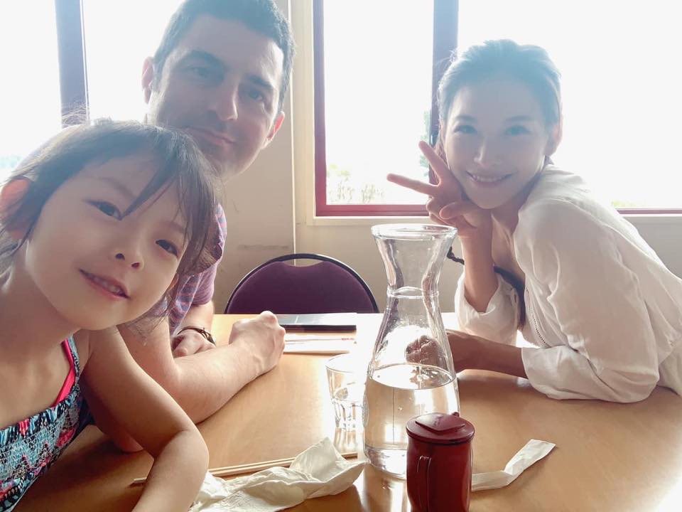 艾莉絲再婚2年爆口角！「紀念日成導火線」冷戰外交官尪　老公「簡訊驚喜」深省夫妻關係