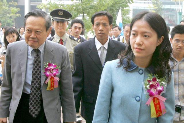 「年齡差54歲」的最強爺孫戀!翁帆結婚15年為何不生孩子,楊振寧「10字回應」,網友:是愛情的樣子