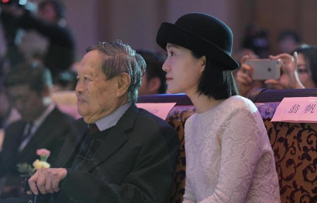 「年齡差54歲」的最強爺孫戀!翁帆結婚15年為何不生孩子,楊振寧「10字回應」,網友:是愛情的樣子