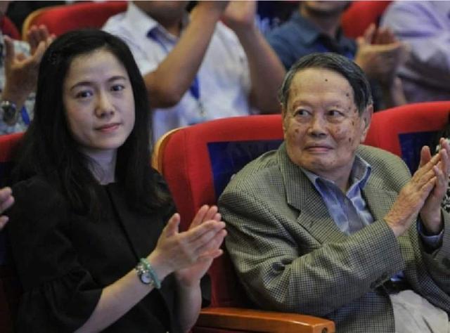 「年齡差54歲」的最強爺孫戀!翁帆結婚15年為何不生孩子,楊振寧「10字回應」,網友:是愛情的樣子