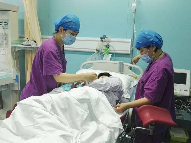 「年齡差54歲」的最強爺孫戀!翁帆結婚15年為何不生孩子,楊振寧「10字回應」,網友:是愛情的樣子