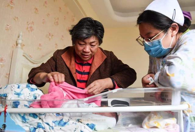 「年齡差54歲」的最強爺孫戀!翁帆結婚15年為何不生孩子,楊振寧「10字回應」,網友:是愛情的樣子