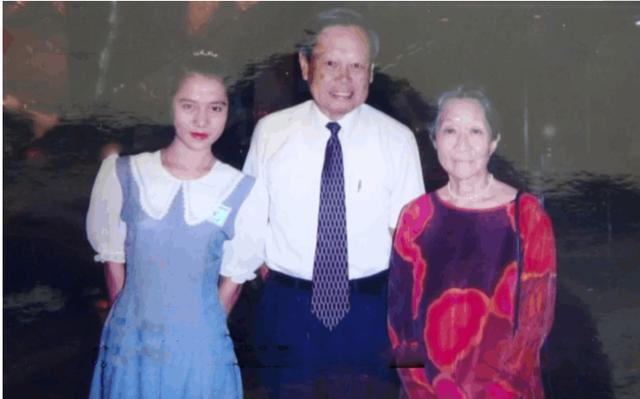 「年齡差54歲」的最強爺孫戀!翁帆結婚15年為何不生孩子,楊振寧「10字回應」,網友:是愛情的樣子