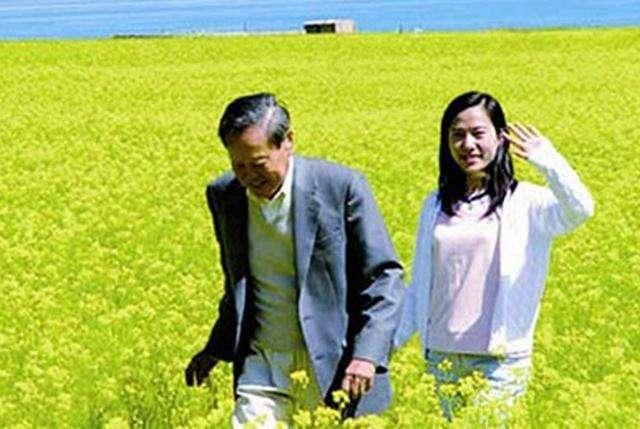 「年齡差54歲」的最強爺孫戀!翁帆結婚15年為何不生孩子,楊振寧「10字回應」,網友:是愛情的樣子