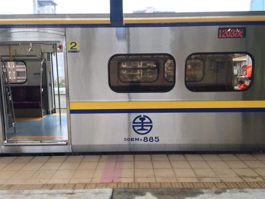 遇人生挫折！搭火車忍不住哭了「車長見狀關心」：需要幫忙嗎？　最後車長「默默遞了紙條」讓她再度泛淚