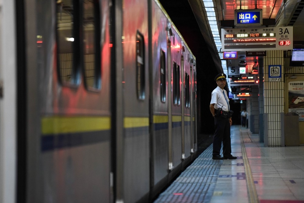 遇人生挫折！搭火車忍不住哭了「車長見狀關心」：需要幫忙嗎？　最後車長「默默遞了紙條」讓她再度泛淚