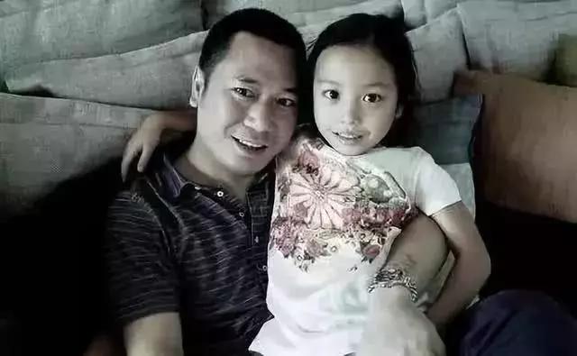 趙薇女兒正面罕曝光，「上半臉像媽下半臉像爸」一看就是親生的，網友：遺傳基因超強大！