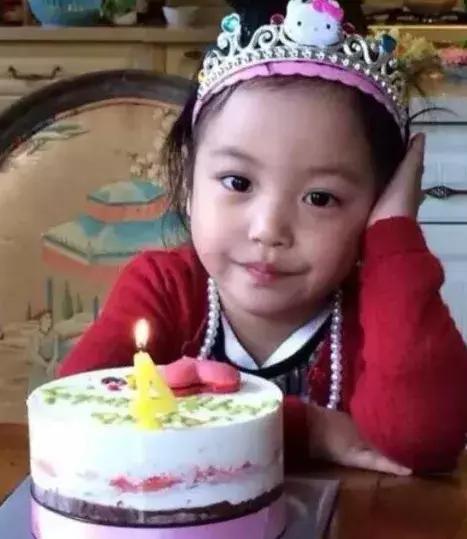 趙薇女兒正面罕曝光，「上半臉像媽下半臉像爸」一看就是親生的，網友：遺傳基因超強大！