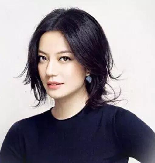 趙薇女兒正面罕曝光，「上半臉像媽下半臉像爸」一看就是親生的，網友：遺傳基因超強大！