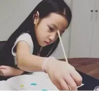 趙薇女兒正面罕曝光，「上半臉像媽下半臉像爸」一看就是親生的，網友：遺傳基因超強大！