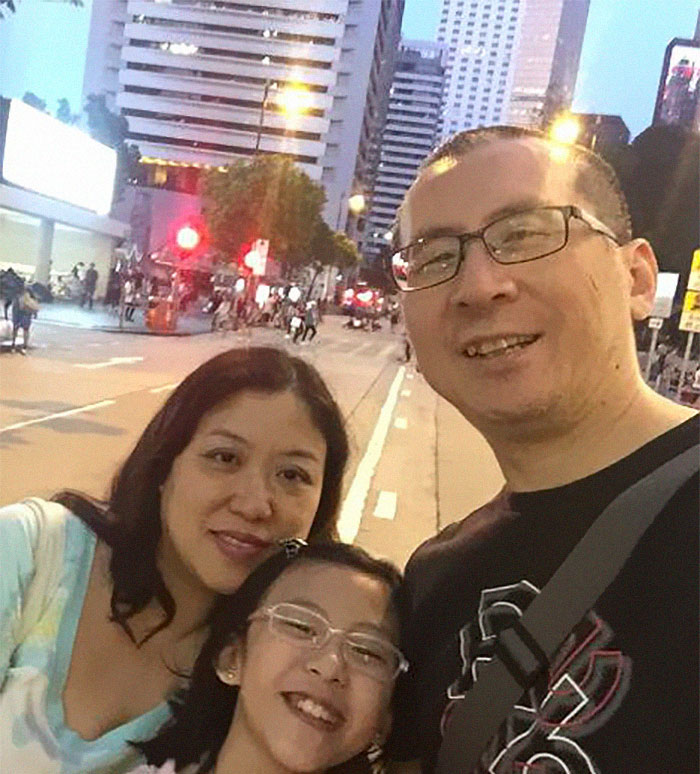 10年前與10年後！媽媽拍下「女兒+2隻萌毛孩」窩爸爸懷中　「一系列溫馨合照」暗藏催淚細節：最好的典範