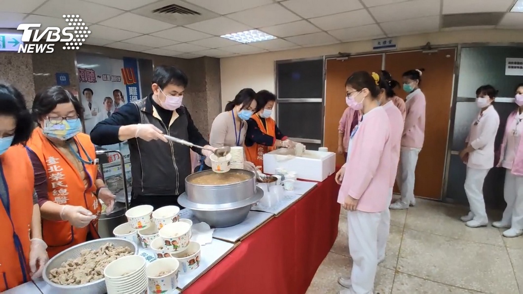 力挺醫護人員！知名肉羹店「霸氣停業一天」自掏腰包送暖　老闆現場盛裝「熱騰騰肉羹」：想幫他們打氣！