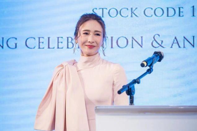 51歲天后上億身家從不炫富「低調素顏現身」　穿著樸素「鴨舌帽T恤配長褲」親民風格難掩魅力
