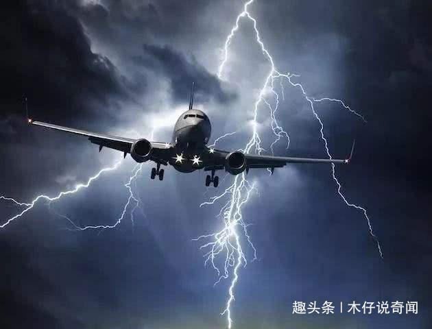 女孩飛機上睡著，醒來發現在8100m高空，92人航班「只有她一人存活」：讓人匪夷所思