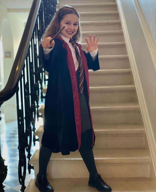 不再是小胖妞?貝克漢姆「8歲女兒cos赫敏」小腿纖細雙下巴不見,完美繼承父親高顏值