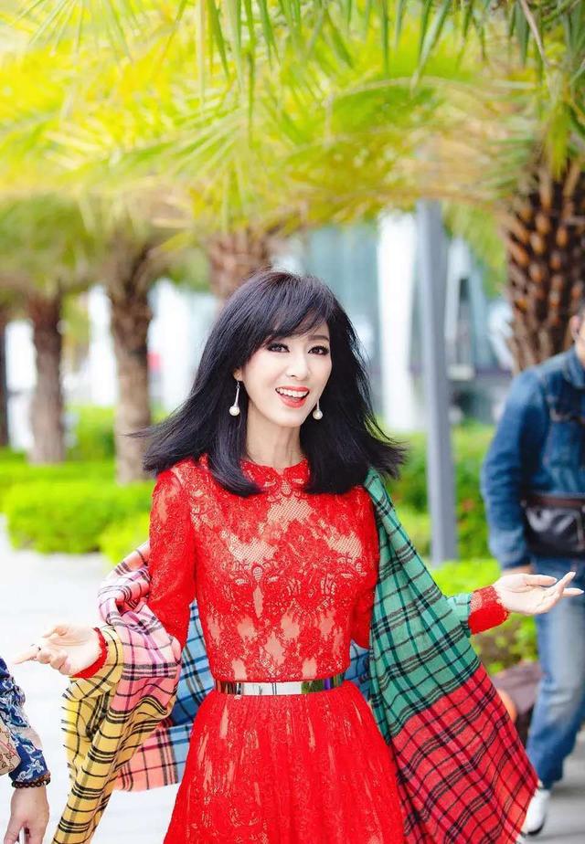 64歲米雪「身穿紅色蕾絲連衣裙」氣質動人 高挑身材「一頭清爽中長髮」妝容回春美翻天