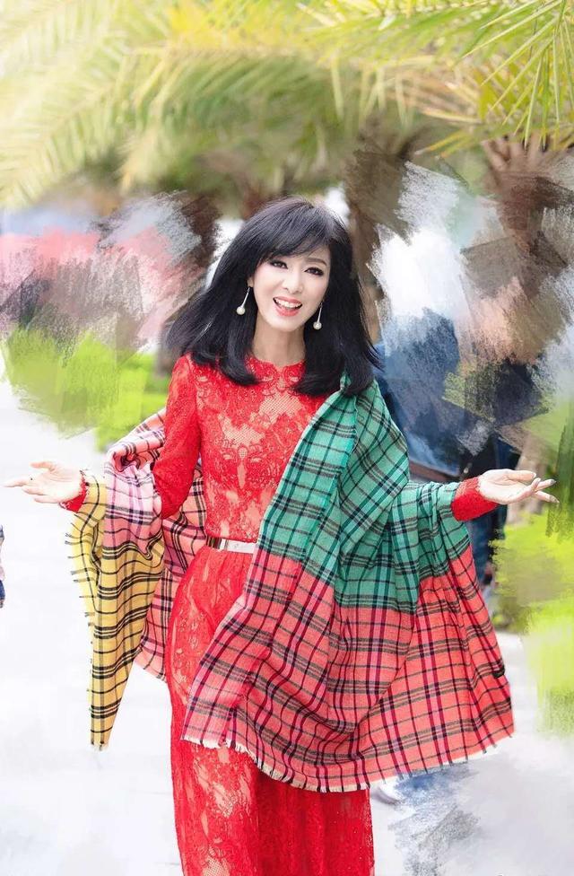 64歲米雪「身穿紅色蕾絲連衣裙」氣質動人 高挑身材「一頭清爽中長髮」妝容回春美翻天