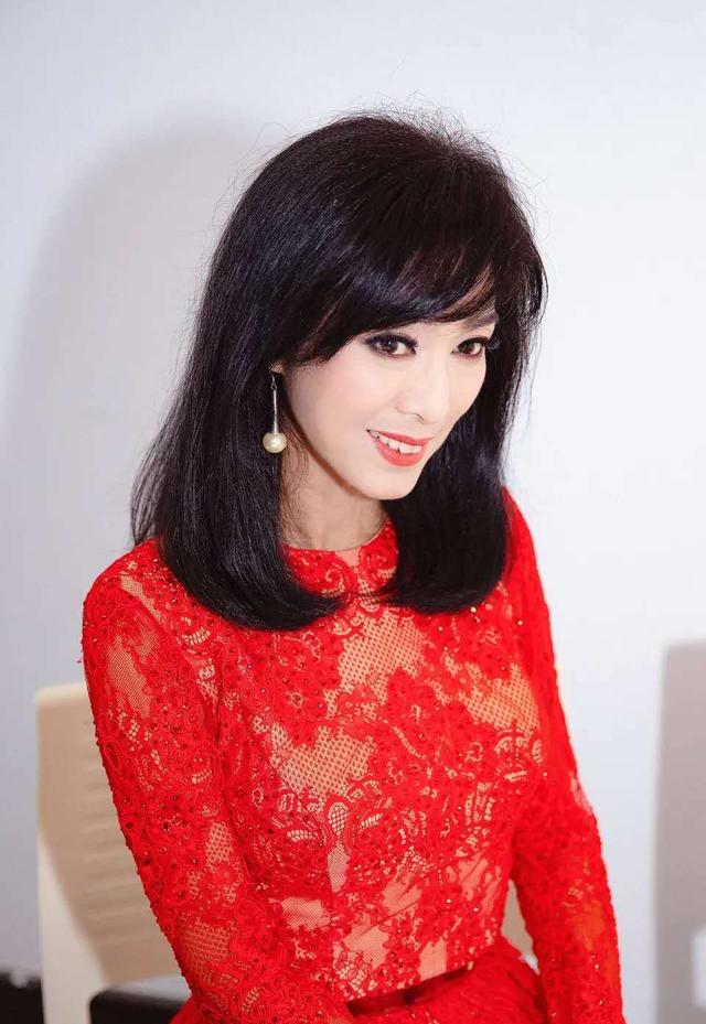 64歲米雪「身穿紅色蕾絲連衣裙」氣質動人 高挑身材「一頭清爽中長髮」妝容回春美翻天